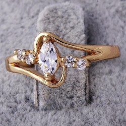 Bague en plaqué or avec des Zirconium de tailles différentes. Central en forme de navette.