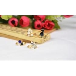 Métal doré - Strass - Perles
en mettre une ou plusieurs aux extrémités, la bague est réglable.
Quatre modèles différents pour 