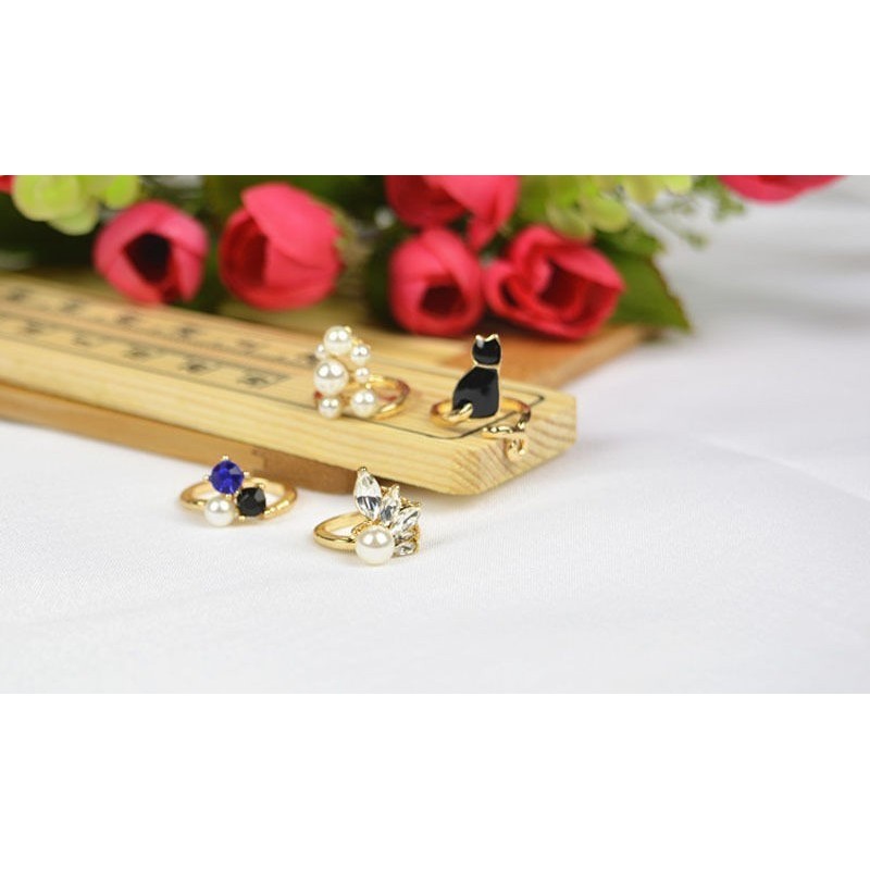 Métal doré - Strass - Perles
en mettre une ou plusieurs aux extrémités, la bague est réglable.
Quatre modèles différents pour 