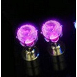 Une boucle d'oreille "clou" éclairée LED||Une boucle d'oreille "clou" éclairée LED