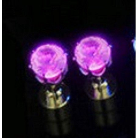 Une boucle d'oreille "clou" éclairée LED||Une boucle d'oreille "clou" éclairée LED