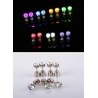 Une boucle d'oreille "clou" éclairée LED