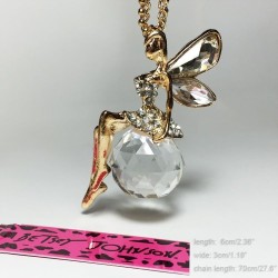 Cette superbe elfe dorée est assise sur une boule de cristal, accompagnée de son habit léger en strass arborera vos tenues pour 