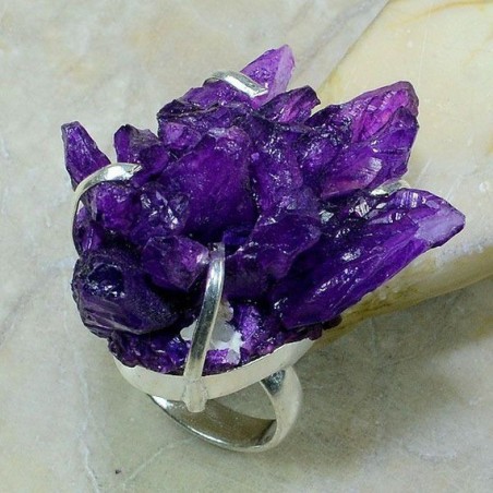 somptueux minéraux scellés montés pour cette bague hors du commun