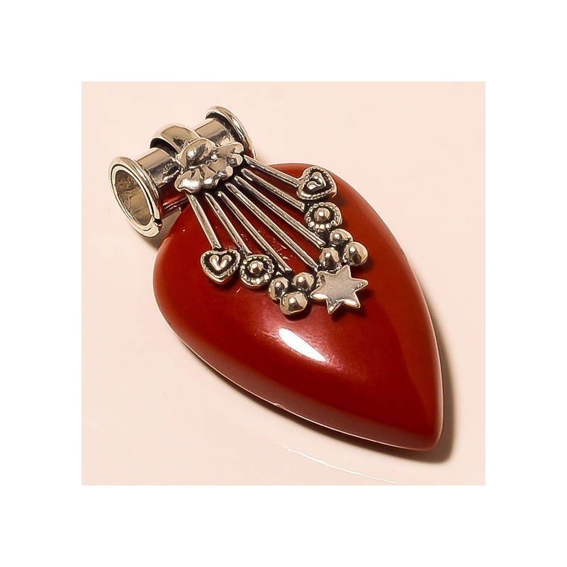 Pendentif CORAIL ovale très joliment sertis