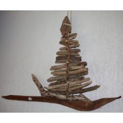Bois flotté pièce unique pour ce bateau guirlande " voilier Carmangel "