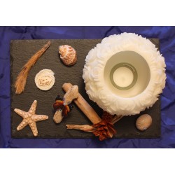 bois flotte et Photophore en cire sculptée forme de rose monté sur ardoise