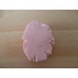 Fait main - On dirait une rose de porcelaine. détails raffinés, très belle finissions. Sculpté dans un coquillage, poli. 55mm