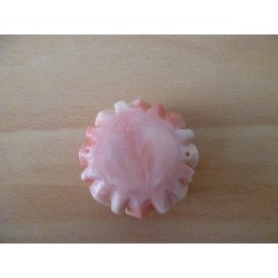 On dirait une rose de porcelaine. détails raffinés, très belle finissions. Sculpté dans un coquillage, polie. Percées à 2 endroi