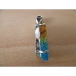 Pendentif en quartz solaire. : Pièce unique. bleu et jaune, avec son anneau fantaisie.
Hauteur totale : 5cm.Pierre 3,5 x 2cm. A