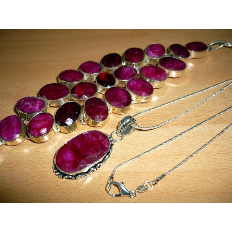 Somptueuse parure en Rubis facettés. Pendentif : 4,8 x 2,0 x 16cm. Bracelet : 21 pierres articulées au total. Dimension : 23cm. 