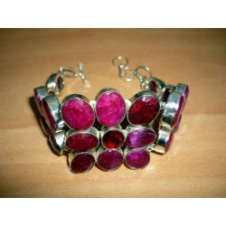 Somptueuse parure en Rubis facettés. Pendentif : 4,8 x 2,0 x 16cm. Bracelet : 21 pierres articulées au total. Dimension : 23cm. 