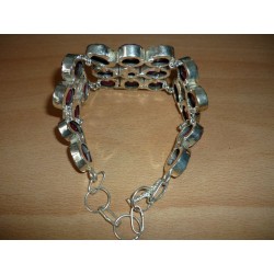 Somptueuse parure en Rubis facettés. Pendentif : 4,8 x 2,0 x 16cm. Bracelet : 21 pierres articulées au total. Dimension : 23cm. 