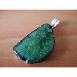 Pendentif en quartz solaire. : Pièce unique. Vert cristallin avec son anneau fantaisie.
hauteur totale : 6cm.Pierre 4,5 x 2,7cm
