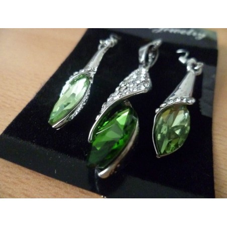 Jolie paire de boucles d'oreilles "éclat de cristal " et son pendentif.

Matériaux utilisés: Cristal vert, strass

Parure li