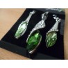 Jolie paire de boucles d'oreilles "éclat de cristal " et son pendentif.

Matériaux utilisés: Cristal vert, strass

Parure li