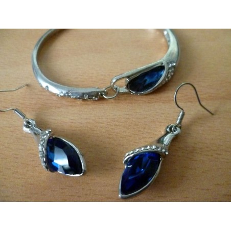 Joli bracelet  "éclat de cristal " et es boucles d'oreilles assorties.
Matériaux utilisés: Cristal bleu, strass sur métal argen