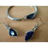 Joli bracelet  "éclat de cristal " et es boucles d'oreilles assorties.
Matériaux utilisés: Cristal bleu, strass sur métal argen
