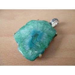 Pendentif en quartz solaire. : Pièce unique. Vert cristallin avec son anneau fantaisie.
hauteur totale : 6cm.Pierre 4x3cm.Argen