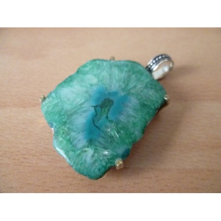 Pendentif en quartz solaire. : Pièce unique. Vert cristallin avec son anneau fantaisie.
hauteur totale : 6cm.Pierre 4x3cm.Argen