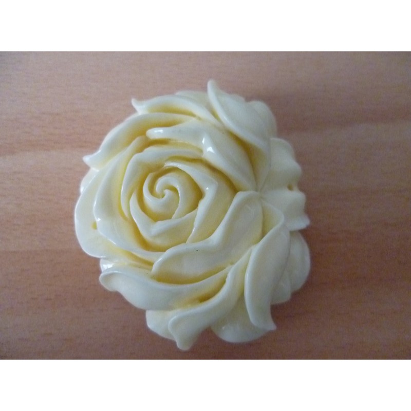 On dirait une rose de porcelaine. détails raffinés, très belle finissions. Sculpté dans un coquillage, polie. Percées à 2 endroi