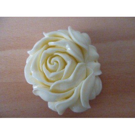 On dirait une rose de porcelaine. détails raffinés, très belle finissions. Sculpté dans un coquillage, polie. Percées à 2 endroi