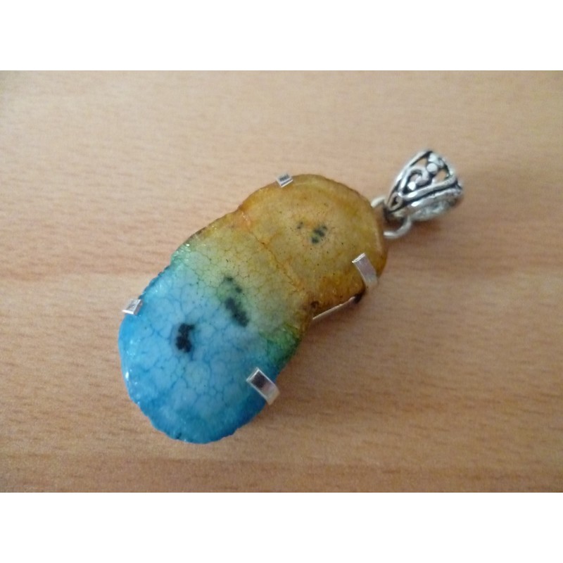 Pendentif en quartz solaire. : Pièce unique. bleu et jaune, avec son anneau fantaisie.
Hauteur totale : 5cm.Pierre 3,5 x 2cm. A