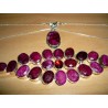 Somptueuse parure en Rubis facettés. Pendentif : 4,8 x 2,0 x 16cm. Bracelet : 21 pierres articulées au total. Dimension : 23cm. 