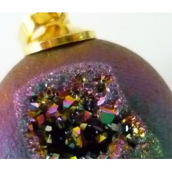 Somptueuse grotte d'agate titanium aux cristaux scintillants. Belle taille 20mm. Pour celles qui aiment briller.