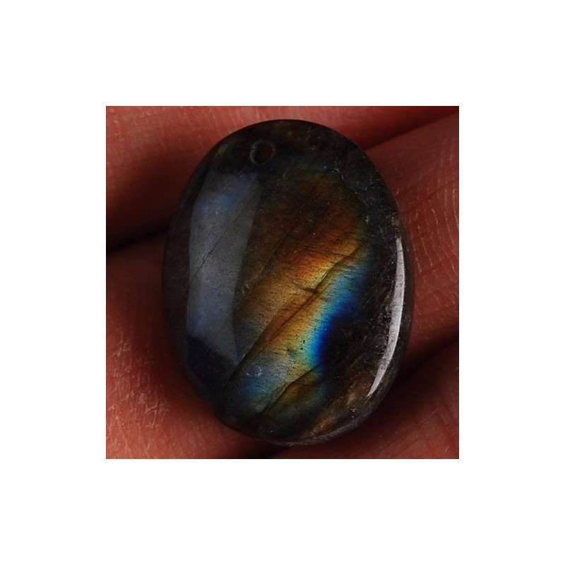Pendentif en labradorite montée avec sa griffe.
Pierres tout en reflets.
20 x 15 x 6 mm
Tour de cou en cuir noir avec sa chai