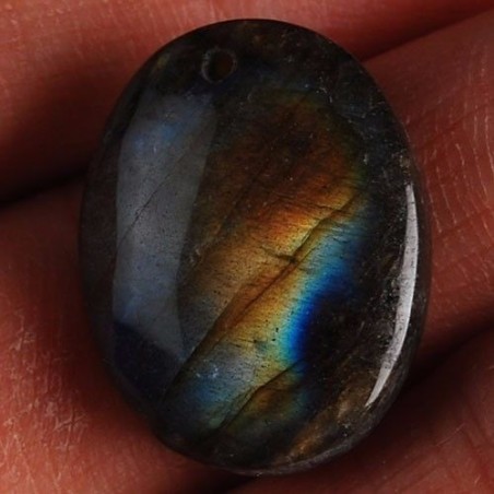 Pendentif en labradorite montée avec sa griffe.
Pierres tout en reflets.
20 x 15 x 6 mm
Tour de cou en cuir noir avec sa chai