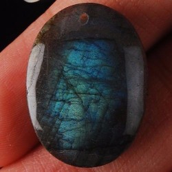 Pendentif en labradorite montée avec sa griffe.
Pierres tout en reflets.
20 x 15 x 6 mm
Tour de cou en cuir noir avec sa chai