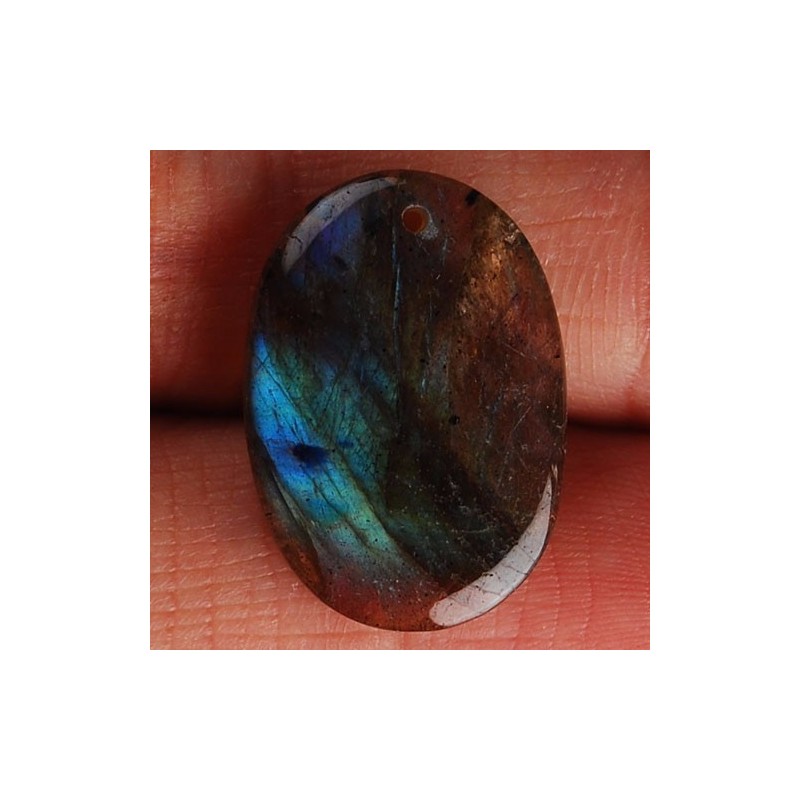 Pendentif en labradorite montée avec sa griffe.
Pierres tout en reflets.
20 x 14 x 4 mm
Tour de cou en cuir noir avec sa chai