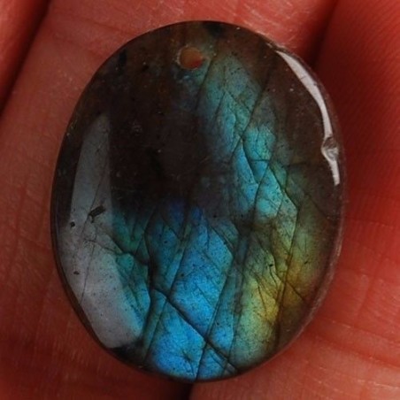 Pendentif en labradorite montée avec sa griffe.
Pierres tout en reflets.
20 x 16 x 5 mm
Tour de cou en cuir noir avec sa chai