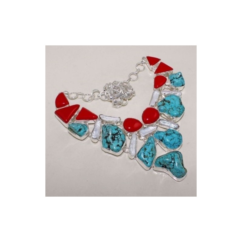 Turquoise howlite corail et perles. Une merveille que ce collier somptueux.  Fait à la main. Monté sur argent massif 925 poinçon