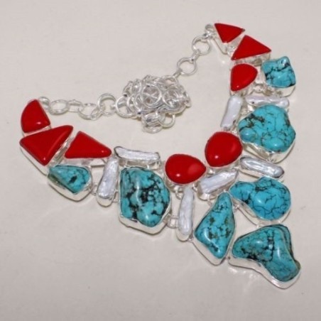 Turquoise howlite corail et perles. Une merveille que ce collier somptueux.  Fait à la main. Monté sur argent massif 925 poinçon