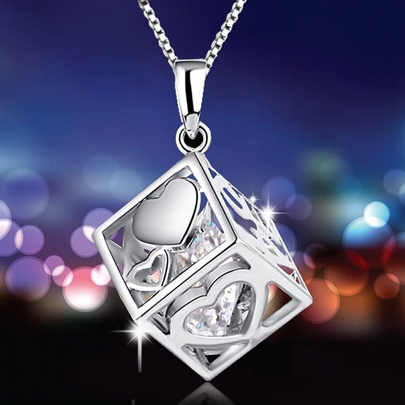 Pendentif en forme de Cubes, doté de petit coeur dessinés sur chaque face de ce dernier, plaqué argent