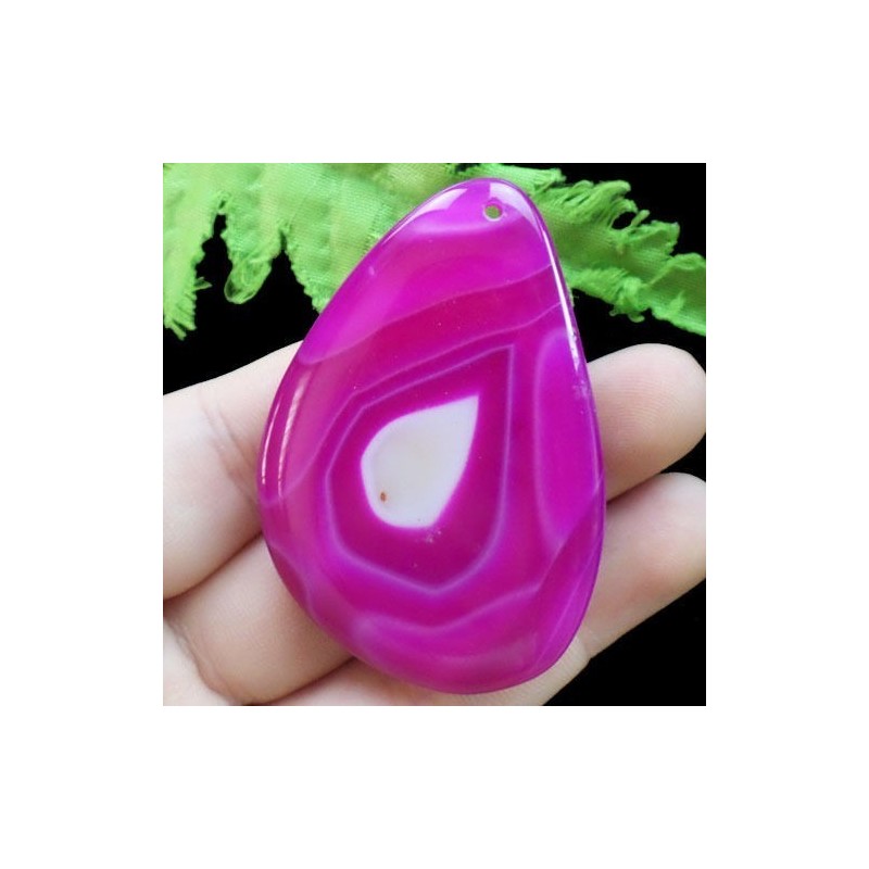Ce pendentif en agate rose est monté avec sa bélière et est également pourvu d'un centre blanc distingué, qui pourra s'accorder 
