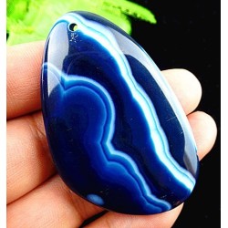 Pendentif triangulaire en agate bleue monté sur bélière