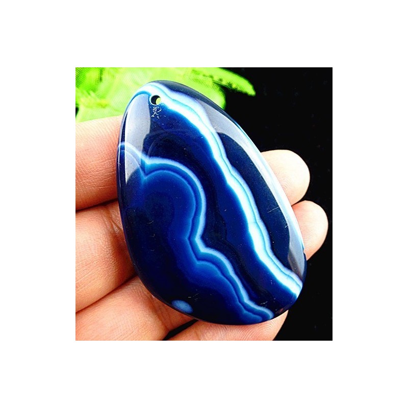 Pendentif triangulaire en agate bleue monté sur bélière