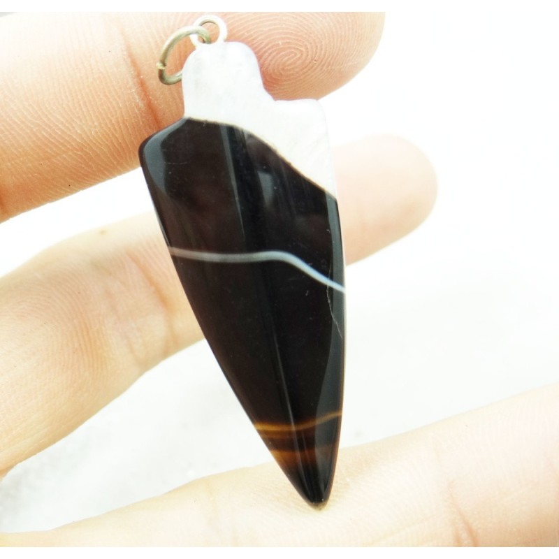 Ce pendentif est fourni avec son cordon de cuire noir pour s'allier aux couleurs noire et blanche de l'agate qui pourra être por