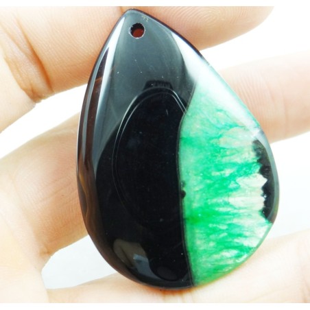 Cette agate, de belle taille, est verte et noire, montée avec sa bélière pour un rendu classe et sobre, tout en gardant des coul