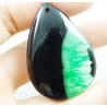 Cette agate, de belle taille, est verte et noire, montée avec sa bélière pour un rendu classe et sobre, tout en gardant des coul