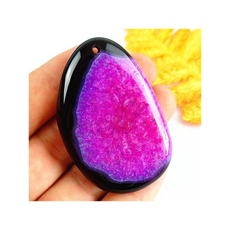 Ce pendentif en agate noire et rose, ainsi que sa bélière est de belle facture, elle accompagnera toutes vos envies vestimentair