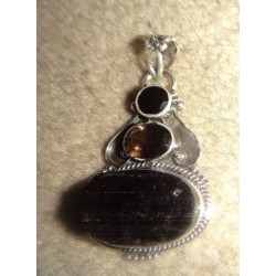 De la tourmaline ainsi que de l'onyx quartz sont les composants de ce pendentif en argent massif .925 poinçonné, il s'accordera 