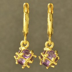 Plaqué or pour ces Boucles d'oreilles zirconium violet "en cage"