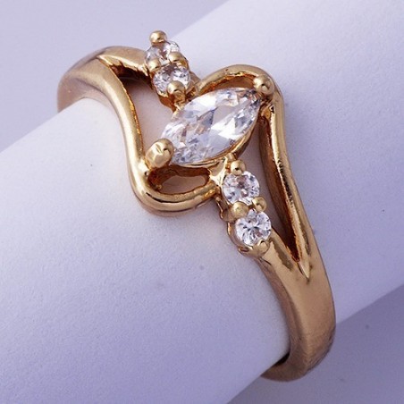 Bague en plaqué or avec des Zirconium de tailles différentes. Central en forme de navette.