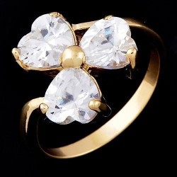 Bague en plaqué or 10Ct.  avec des Zirconium de tailles coeurs.