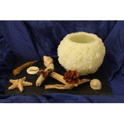 bois flotte et Photophore en cire sculptée forme de rose monté sur ardoise