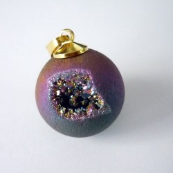 Somptueuse grotte d'agate titanium aux cristaux scintillants. Belle taille 20mm. Pour celles qui aiment briller.